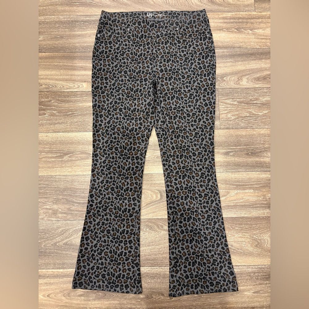 DG2 Diane Gilman Leopard Print Flared Stretch Pants Size Large